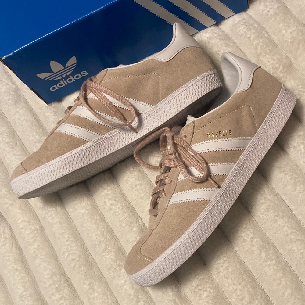 *LIKE NEW* Adidas Gazelle sneaker (size 6.5 youth) women’s size 8.5